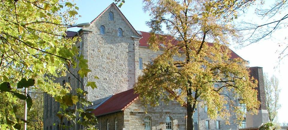 Die Lippen Mühle im Herbst, umgeben von Bäumen