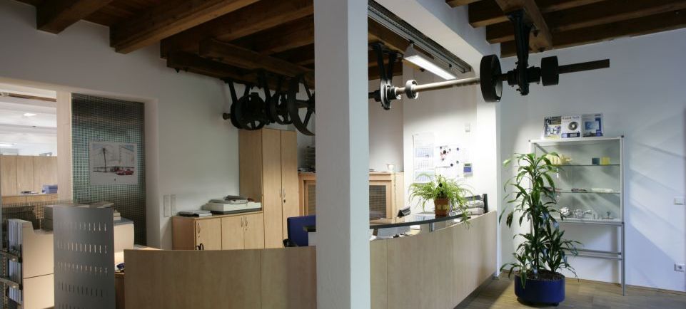 Büro im Erdgeschoss mit alter Transmissionswelle