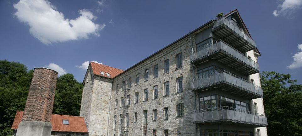 Südseite mit Balkonen und Schornstein