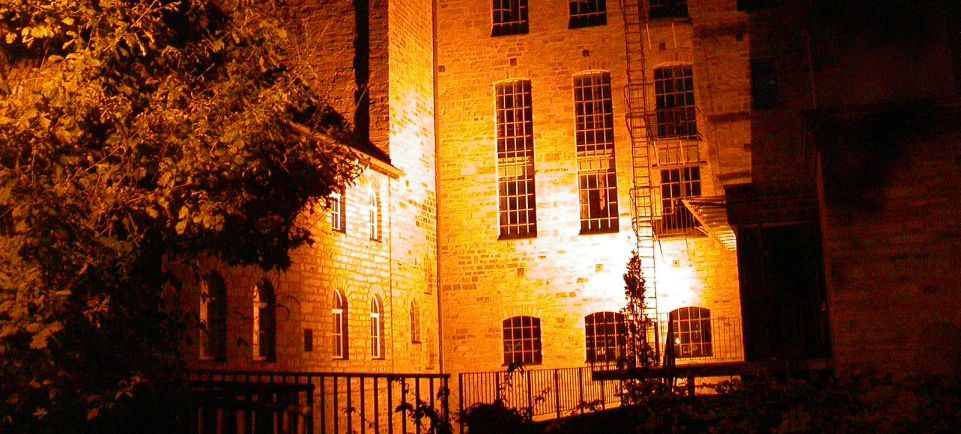 Die beleuchtete Mühle bei Nacht